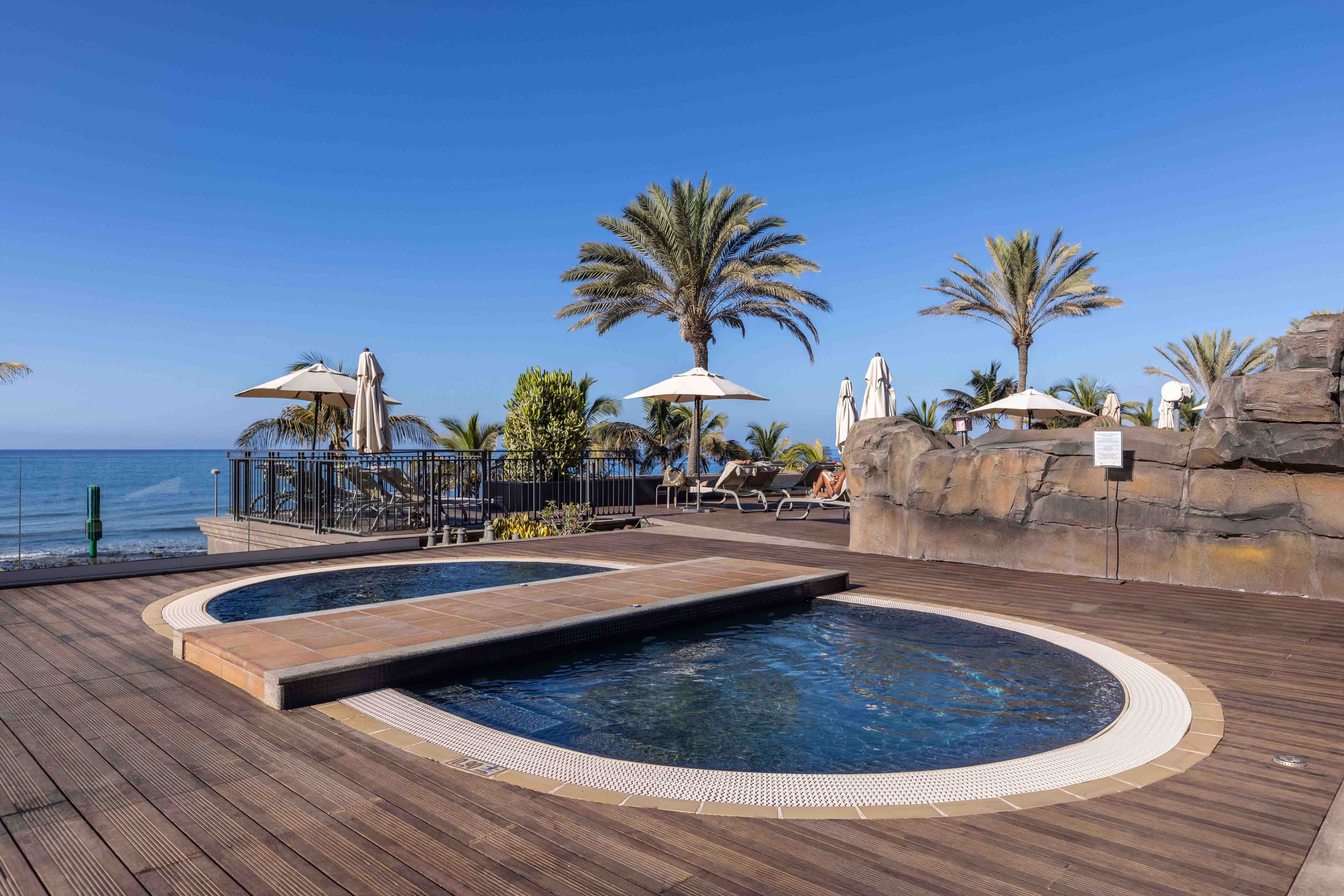 lopesan costa meloneras resort & spa jacuzzi pool