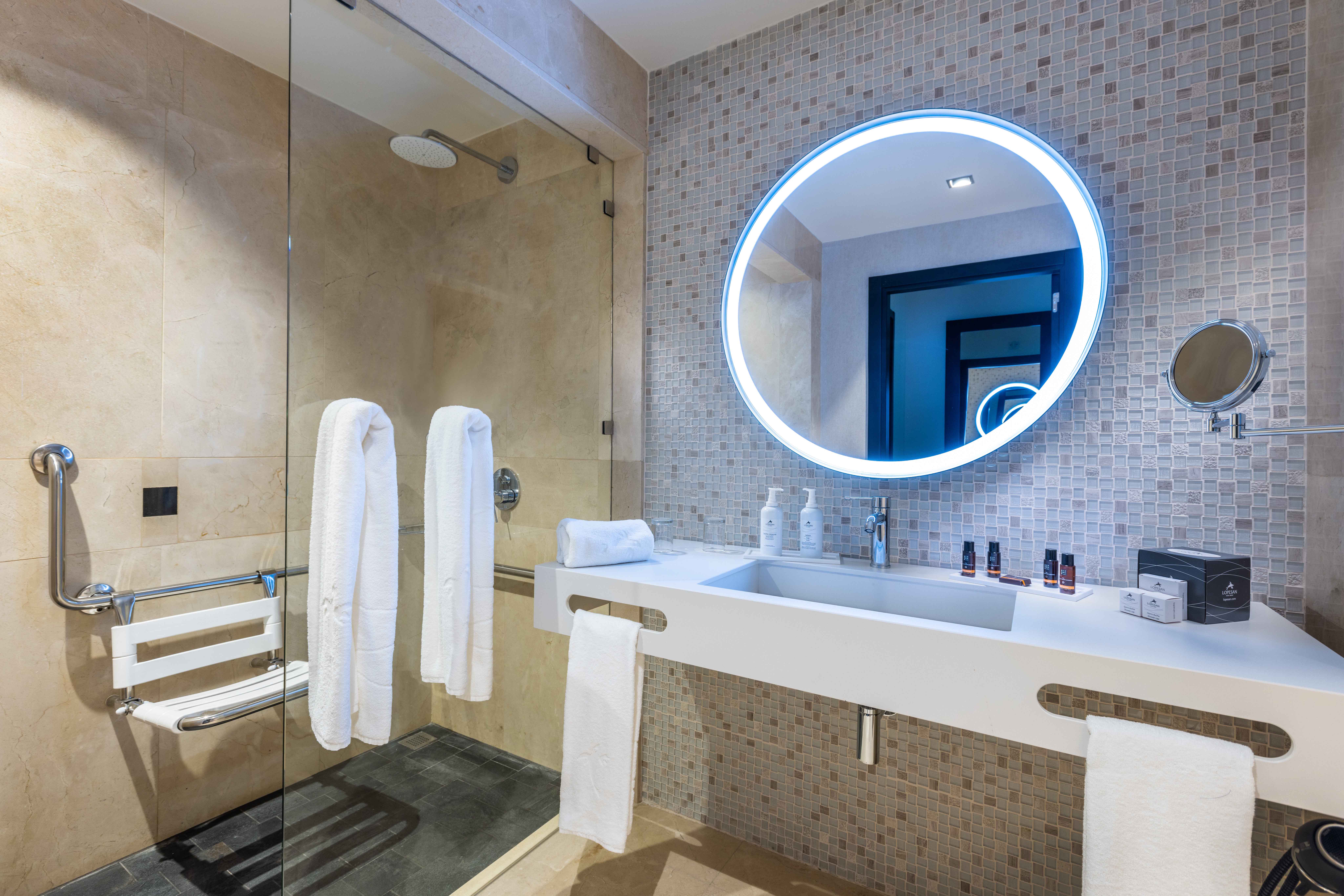 badezimmer angepasstes zimmer unique deluxe lopesan costa meloneras resort & spa