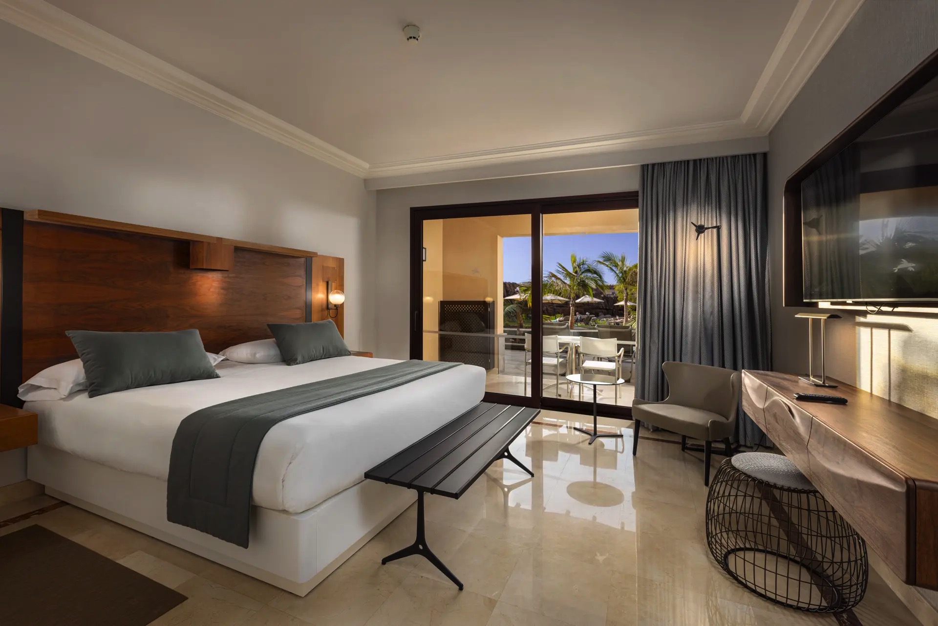 cama habitación premium pool lopesan costa meloneras resort & spa