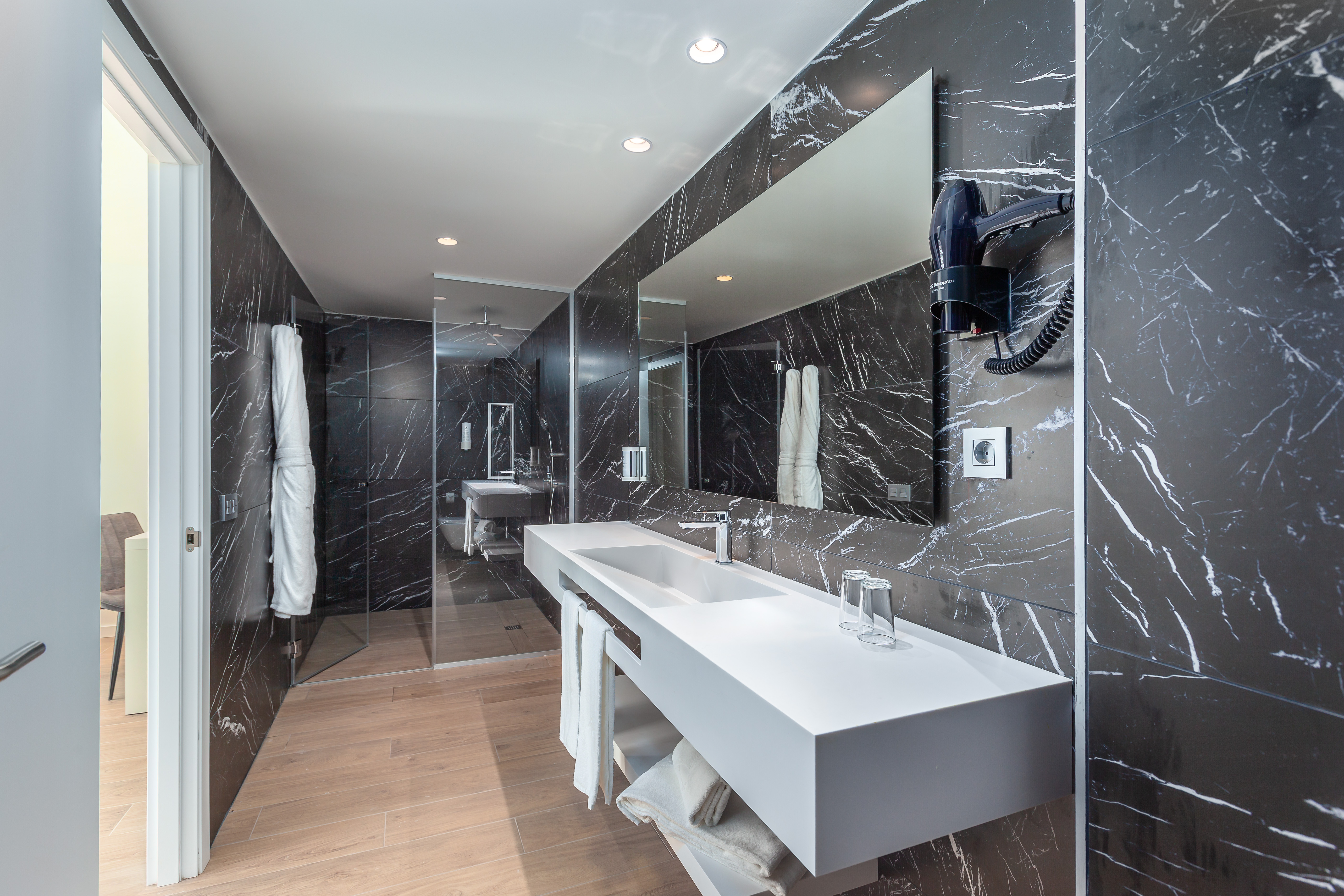 fotos baño habitaciones hotel kumara serenoa aos suite