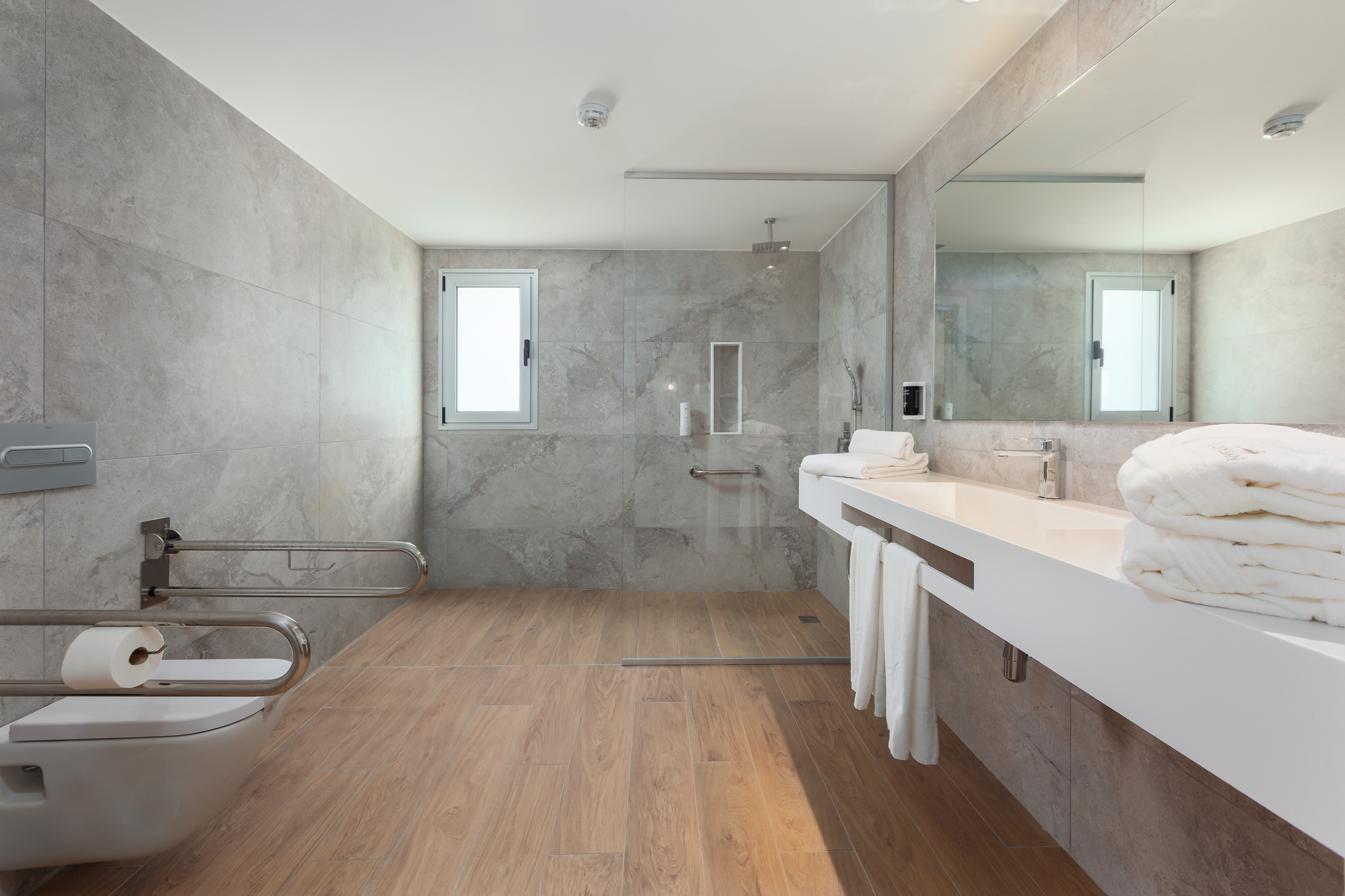 fotos baño habitaciones junior suite adaptada hotel kumara serenoa