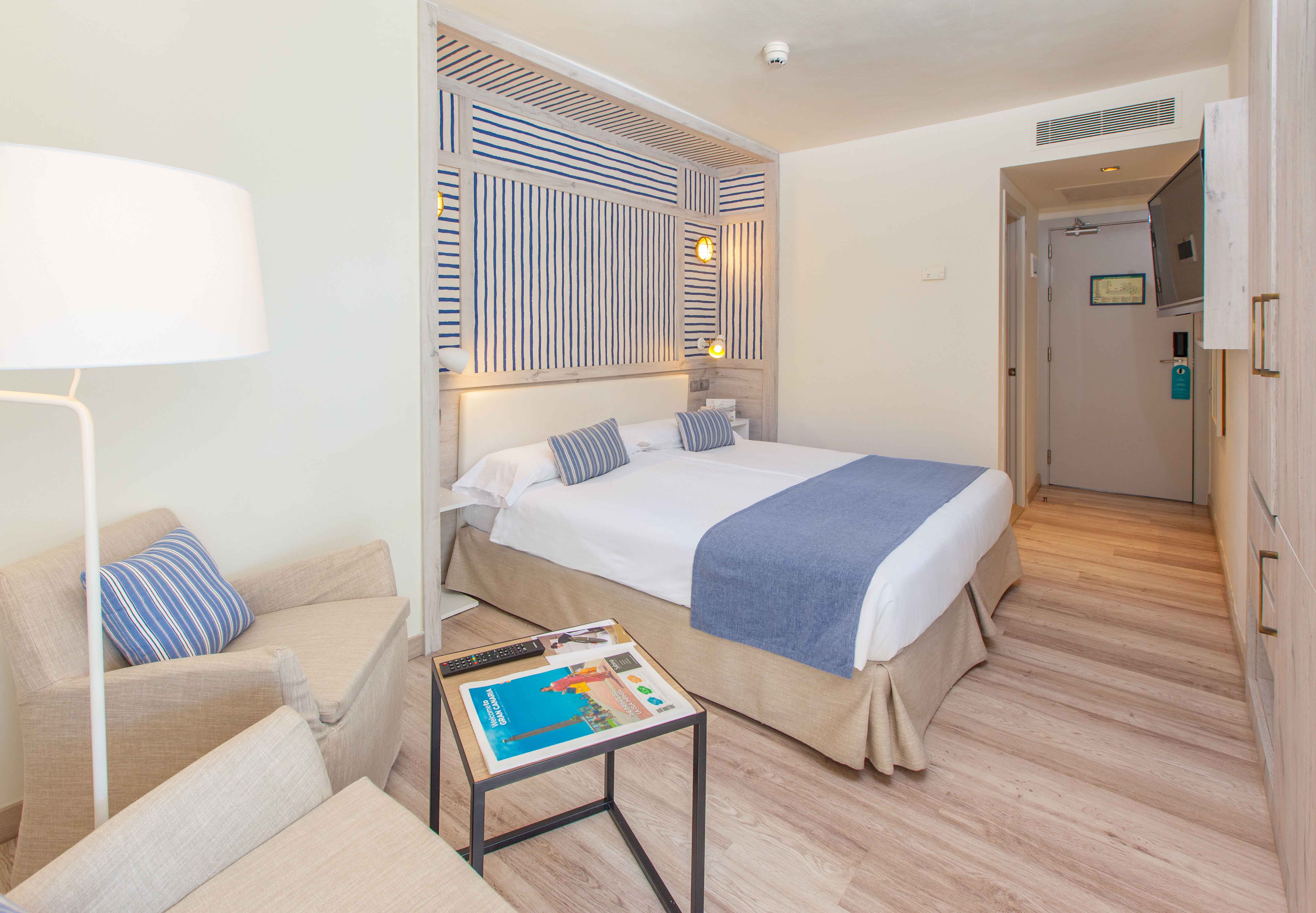 cama habitación doble estándar corallium beach by lopesan hotels