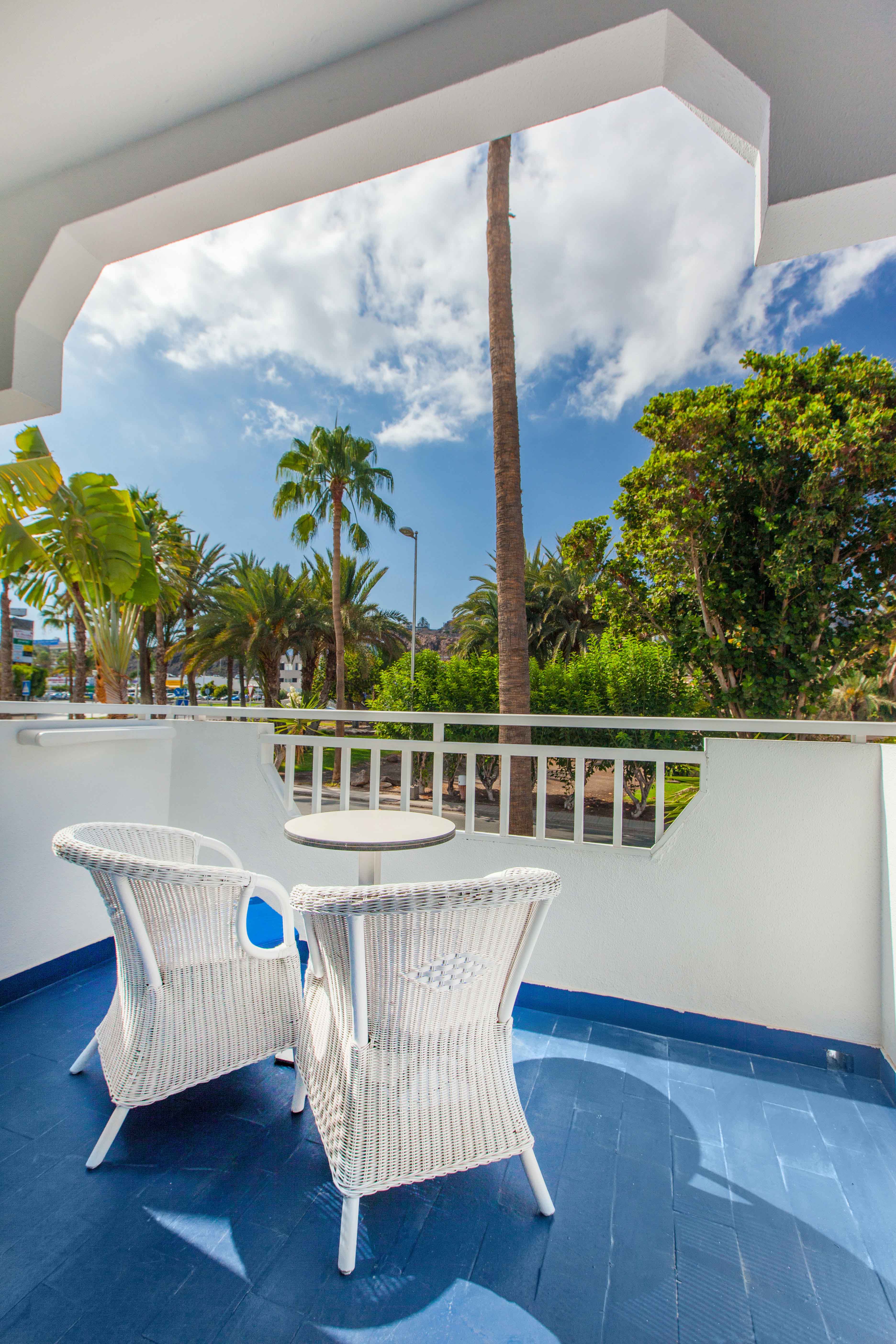 terrasse doppelzimmer standard corallium beach by lopesan hotels
