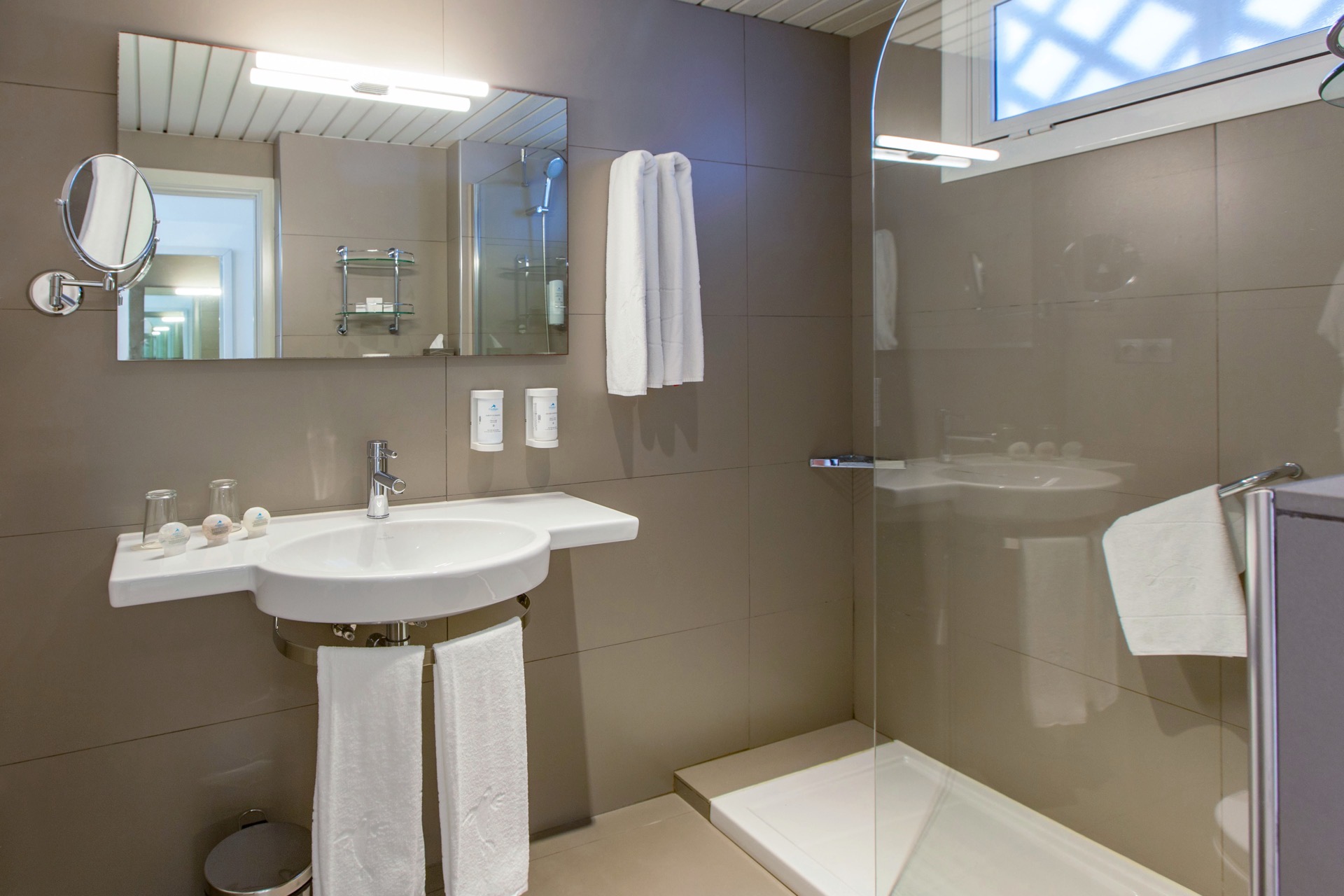 badezimmer doppelzimmer standard corallium beach by lopesan hotels