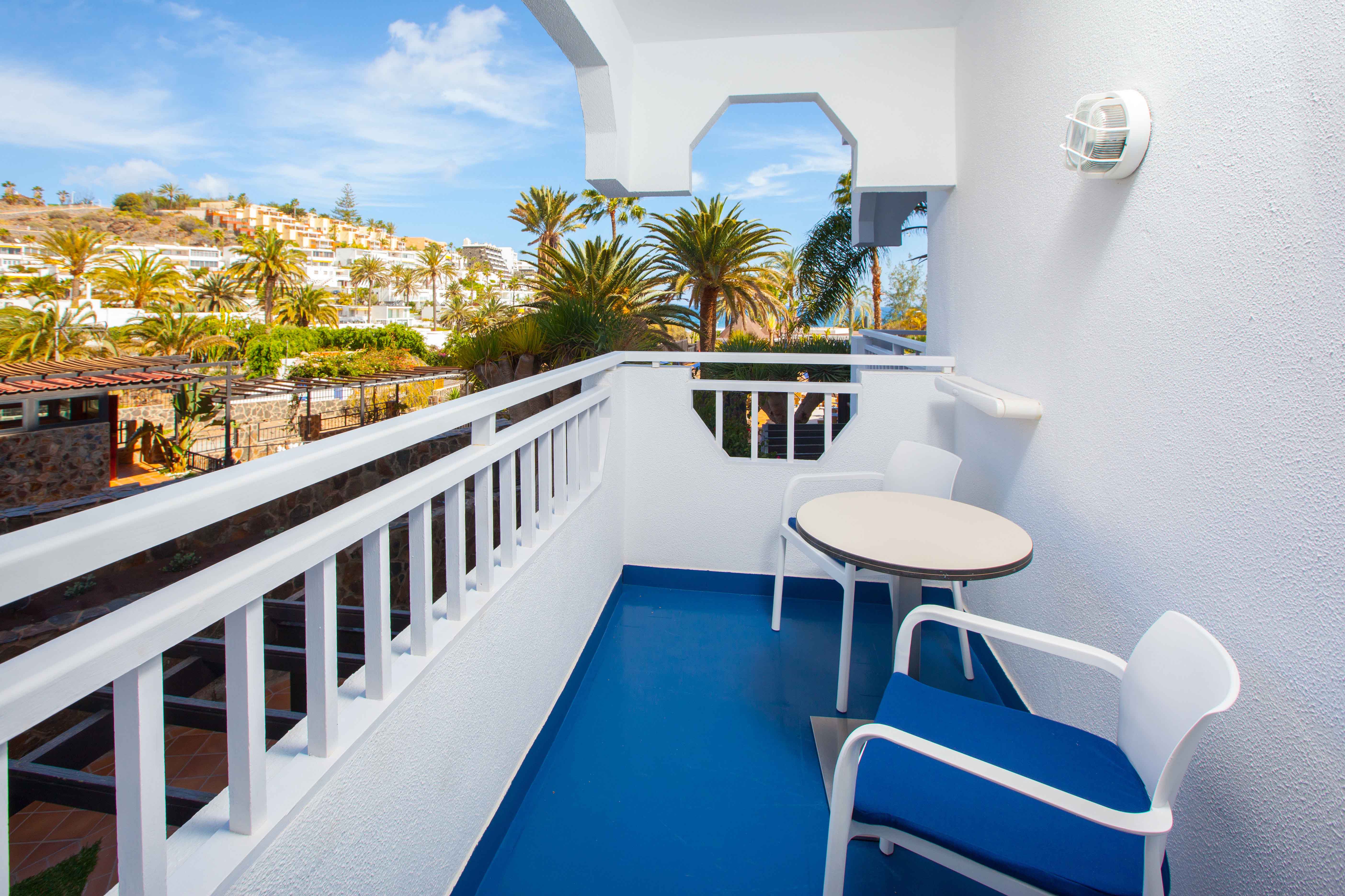 terrasse angepasstes doppelzimmer standard corallium beach by lopesan hotels