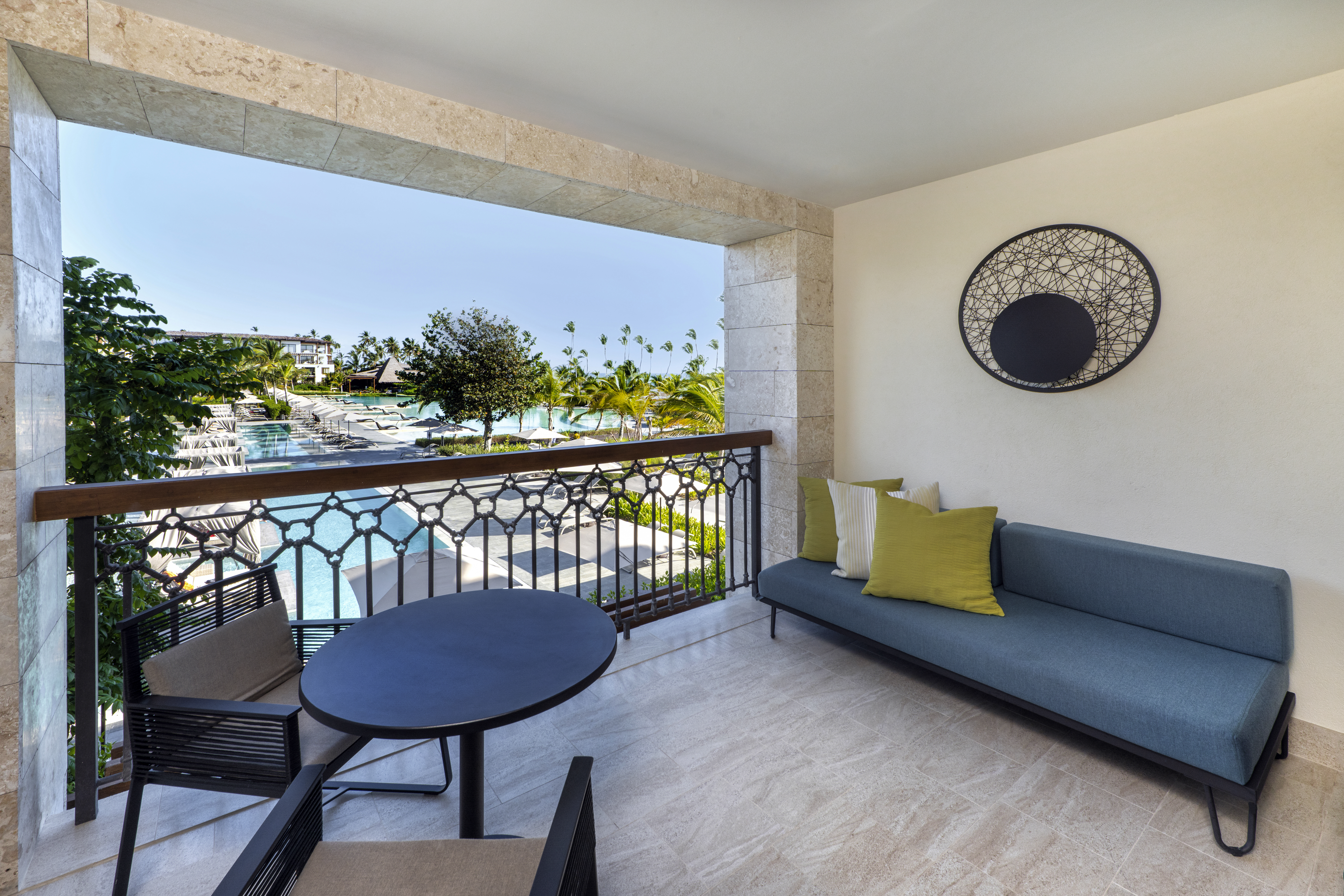 fotos terraza habitaciones lopesan costa bavaro resort kinkg pool