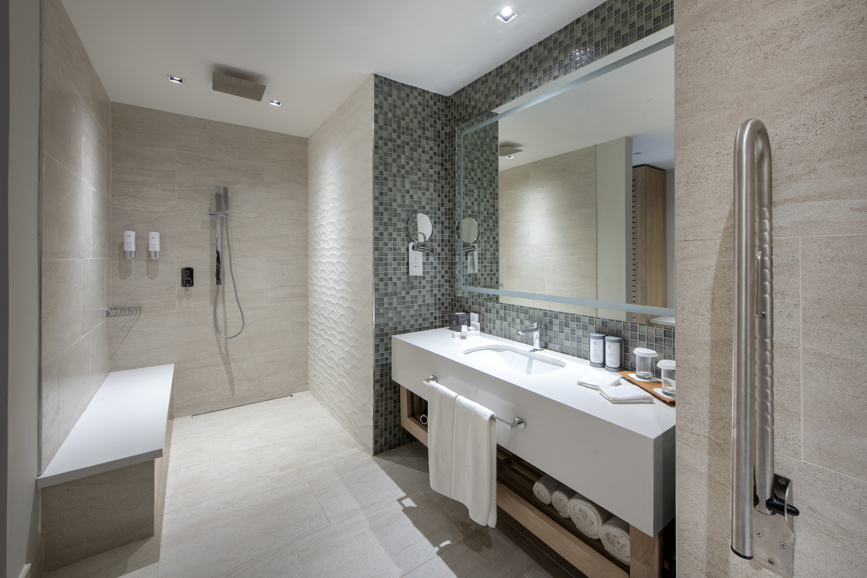 fotos baño habitaciones lopesan costa bavaro resort queen handicap junior suite