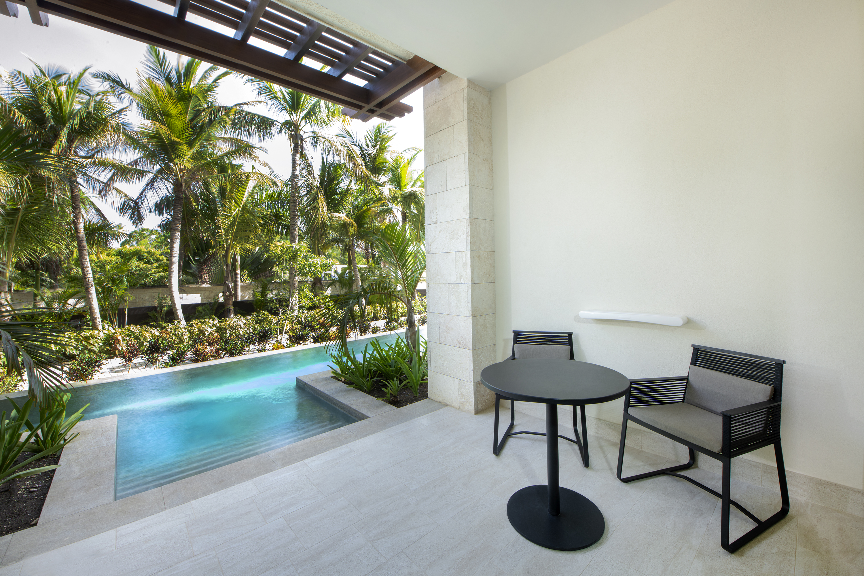 fotos terraza habitaciones lopesan costa bavaro unique king swim up