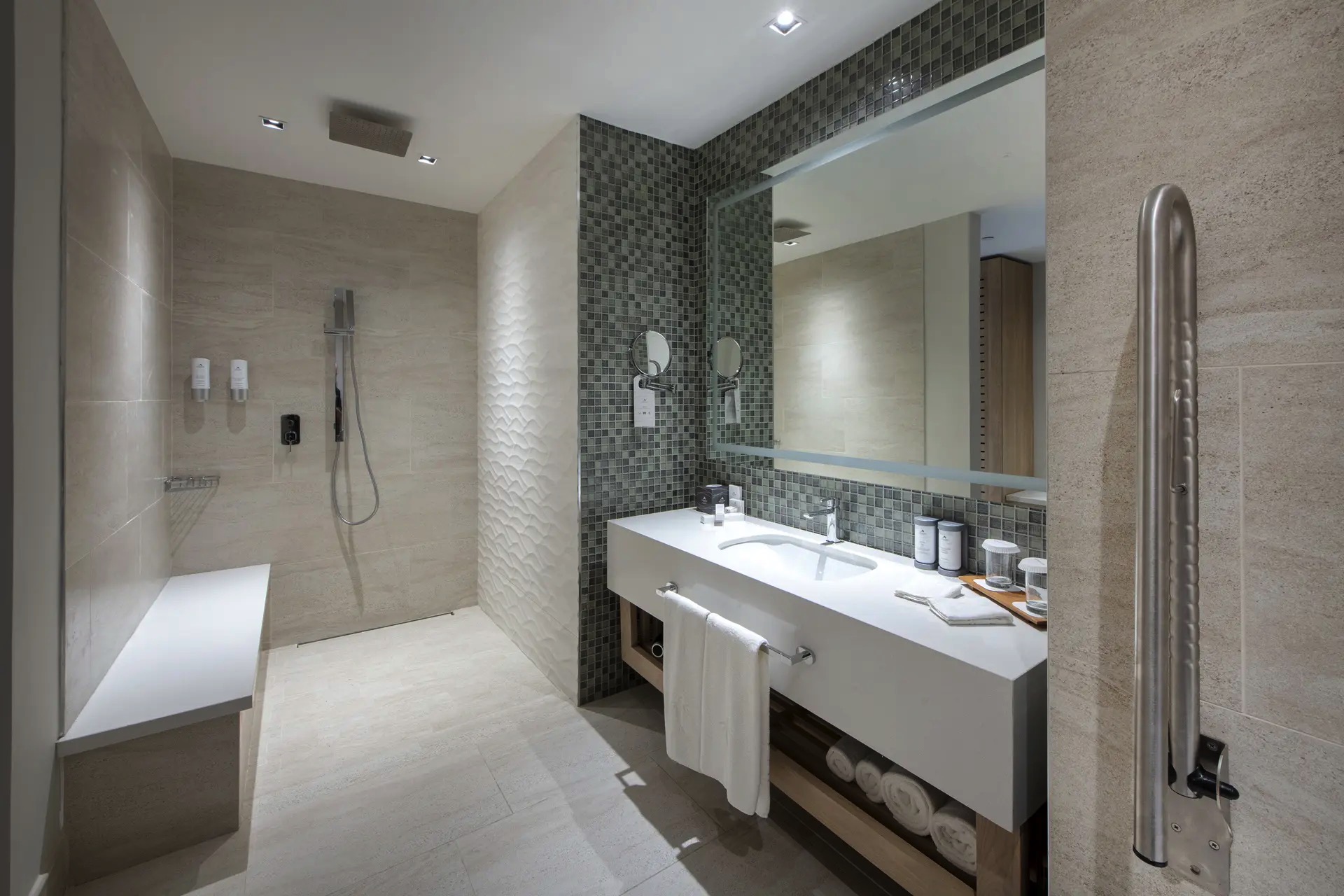 baño resort queen handicap junior suite resort lopesan costa bavaro