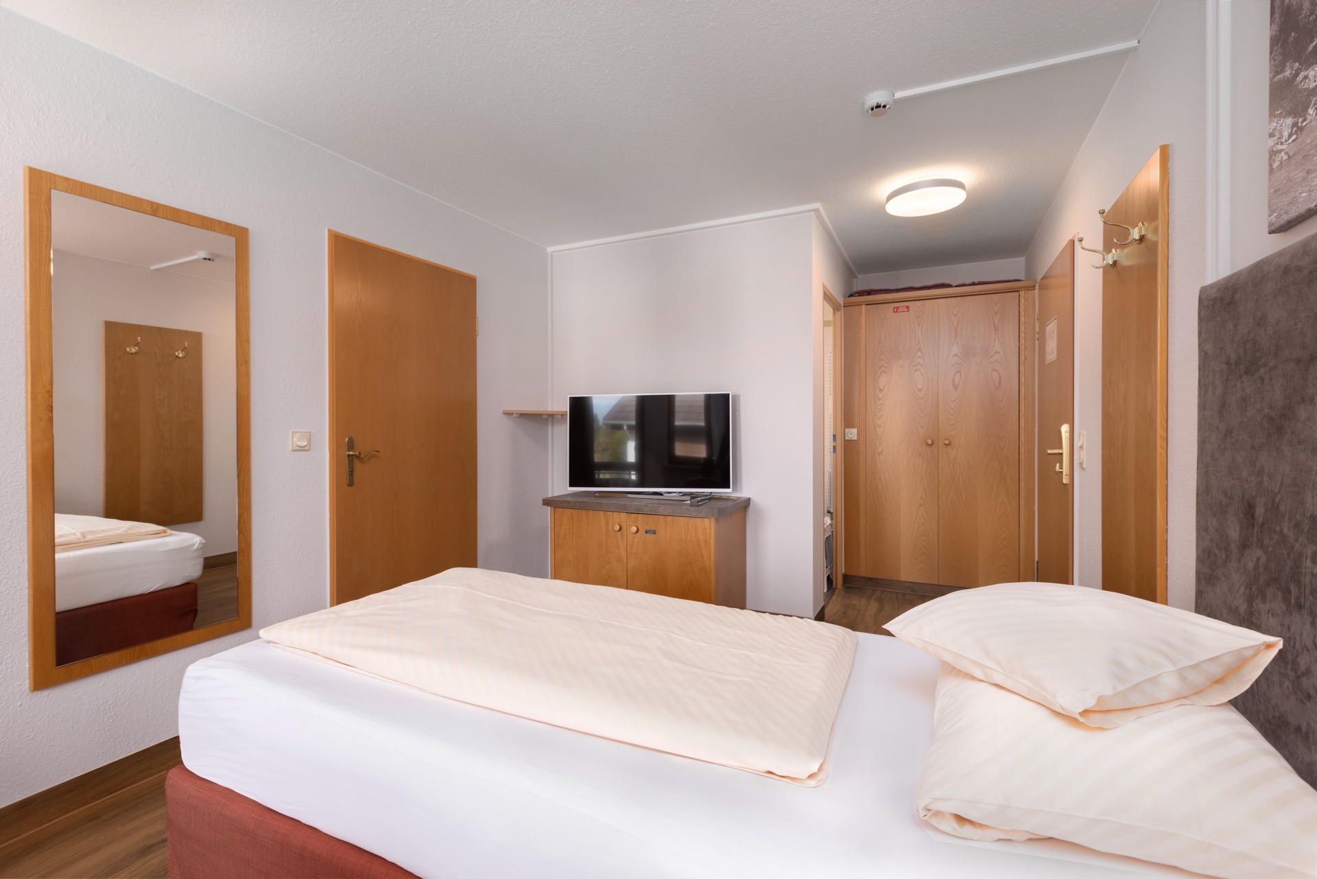 entrada habitación individual vista ifa alpenrose hotel