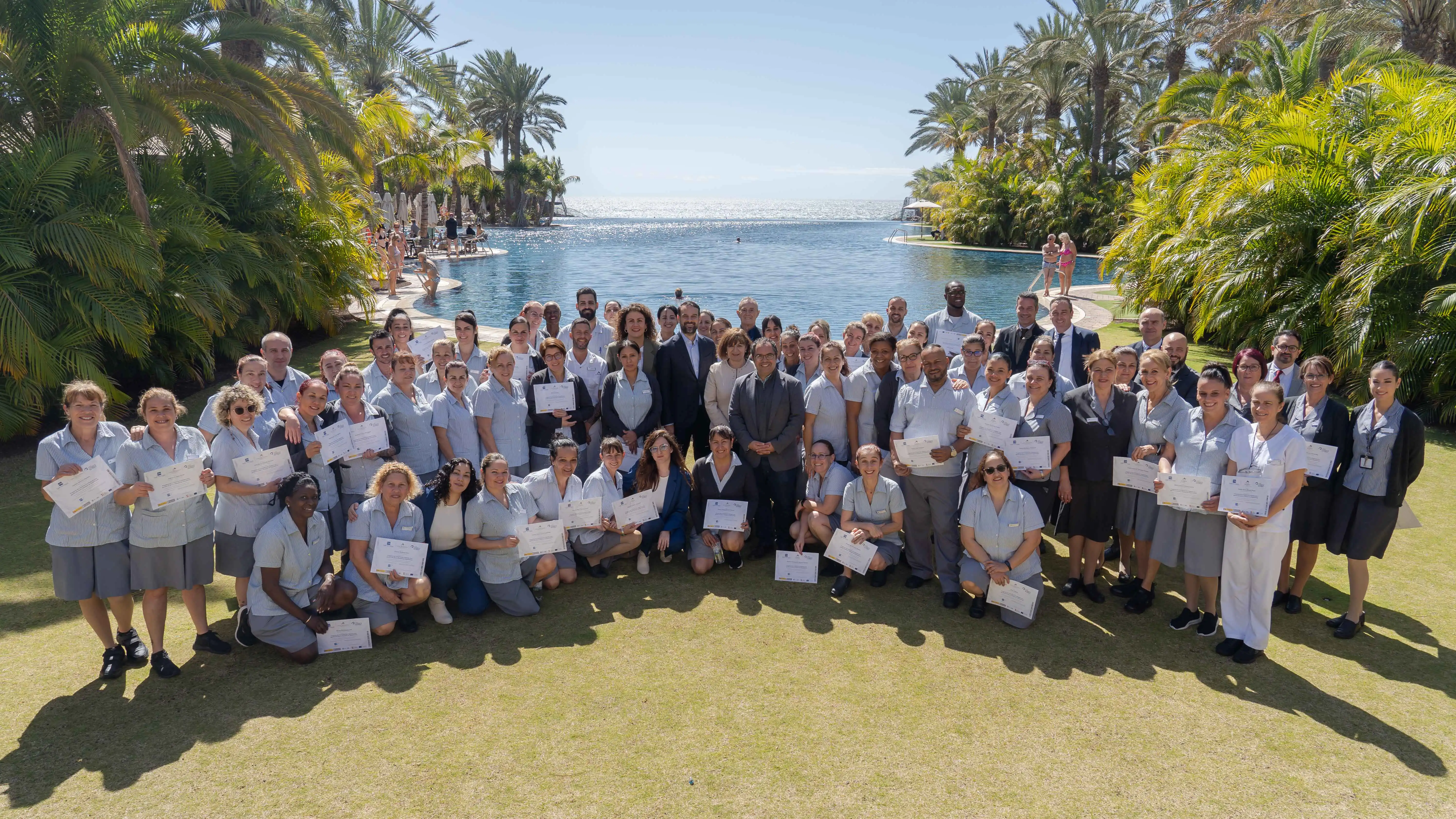 Representación de trabajadoras y trabajadores que recibieron el diploma del Programa de Competencias Digitales