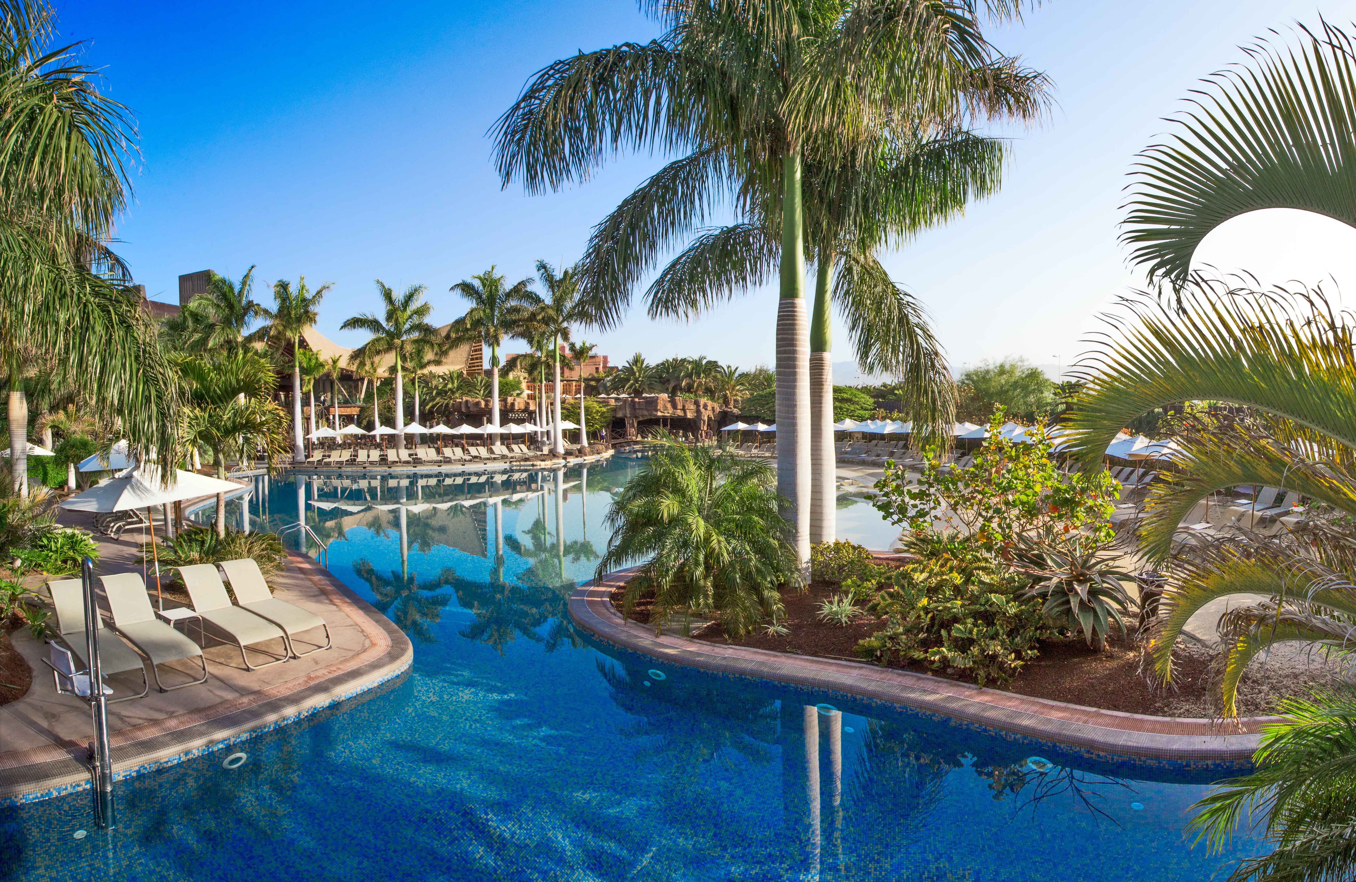 entspannungsbereich in den pools lopesan baobab resort