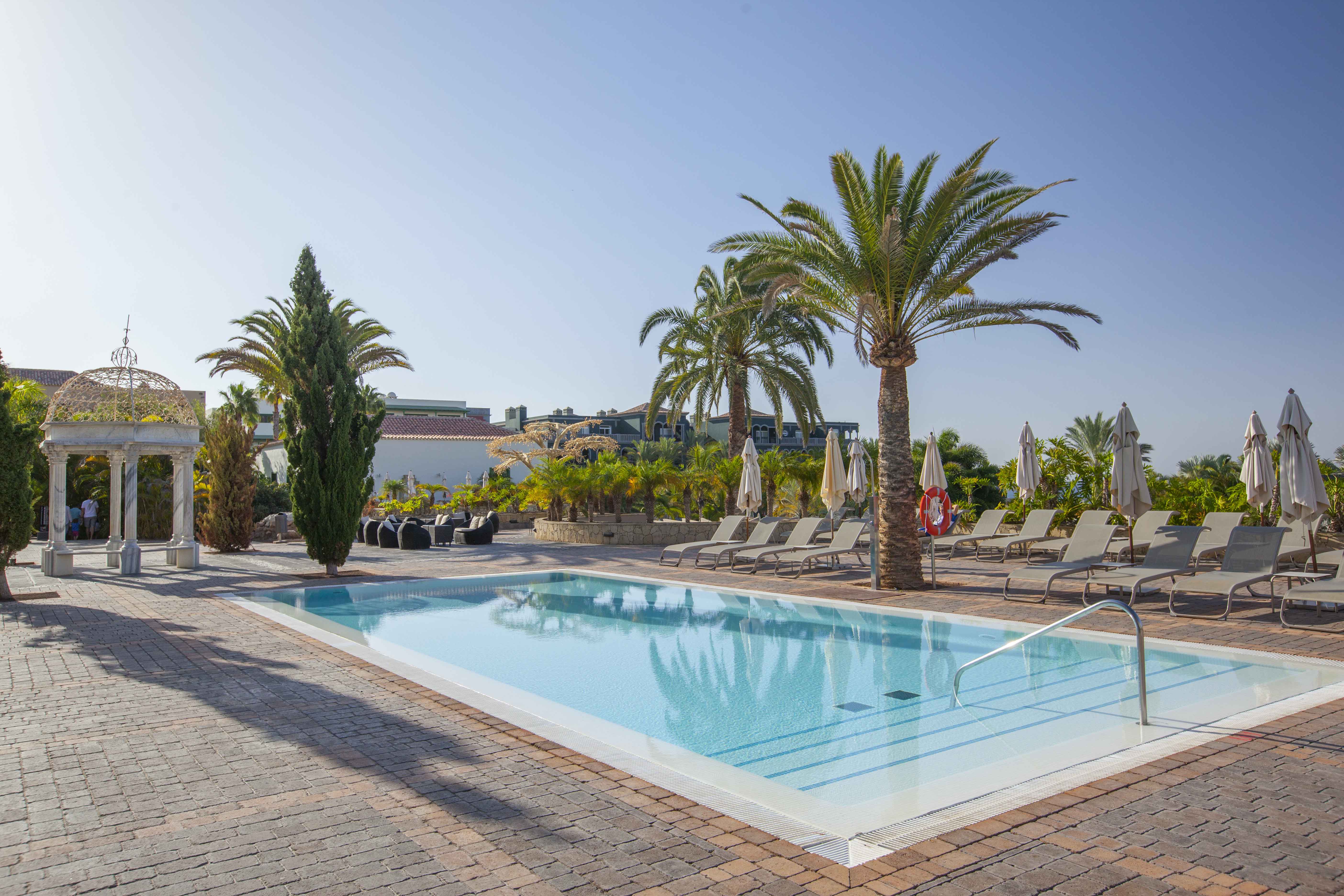 bogenförmiger schwimmbadbereich lopesan villa del conde resort & thalasso