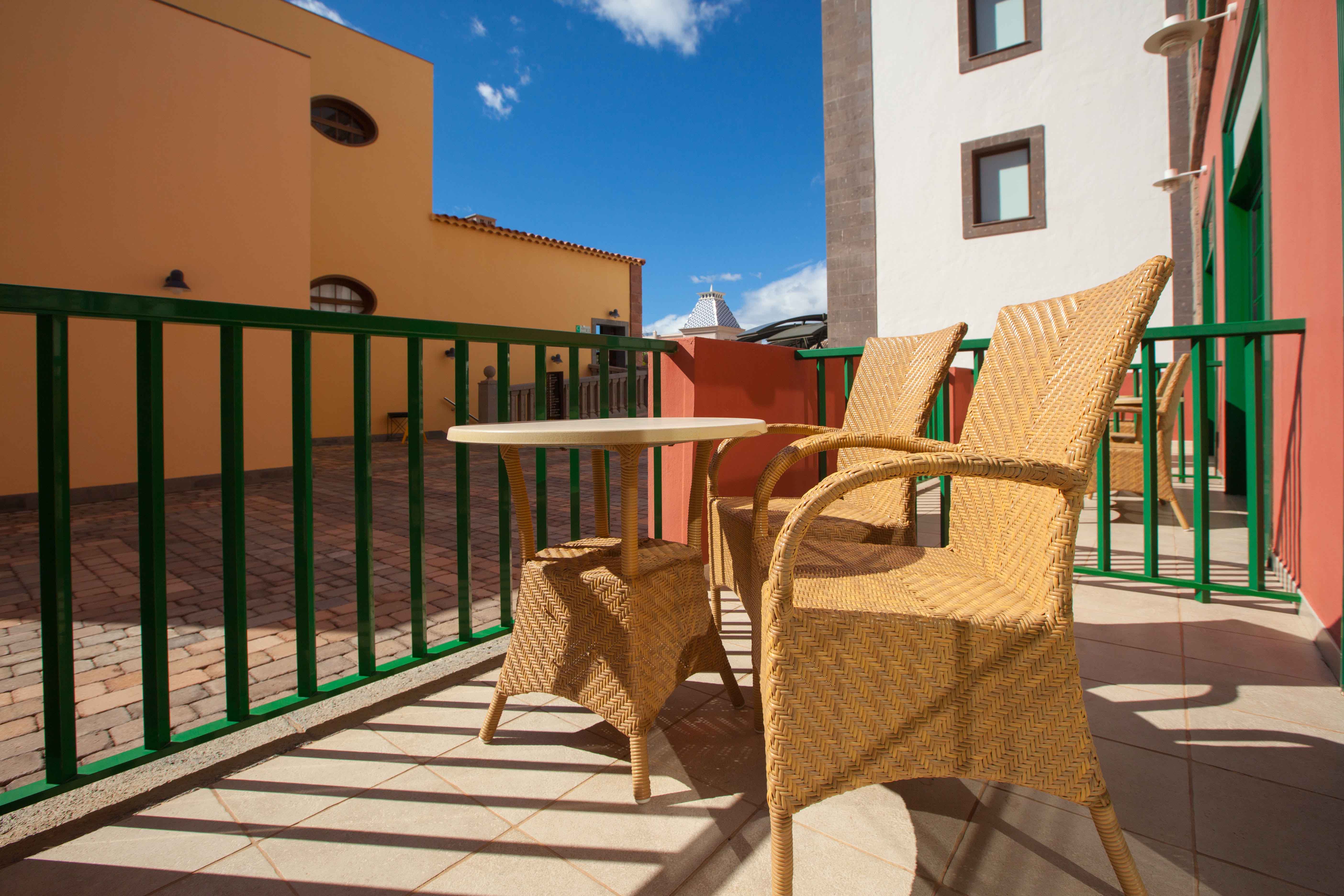 terrasse angepasstes doppelzimmer standard lopesan villa del conde