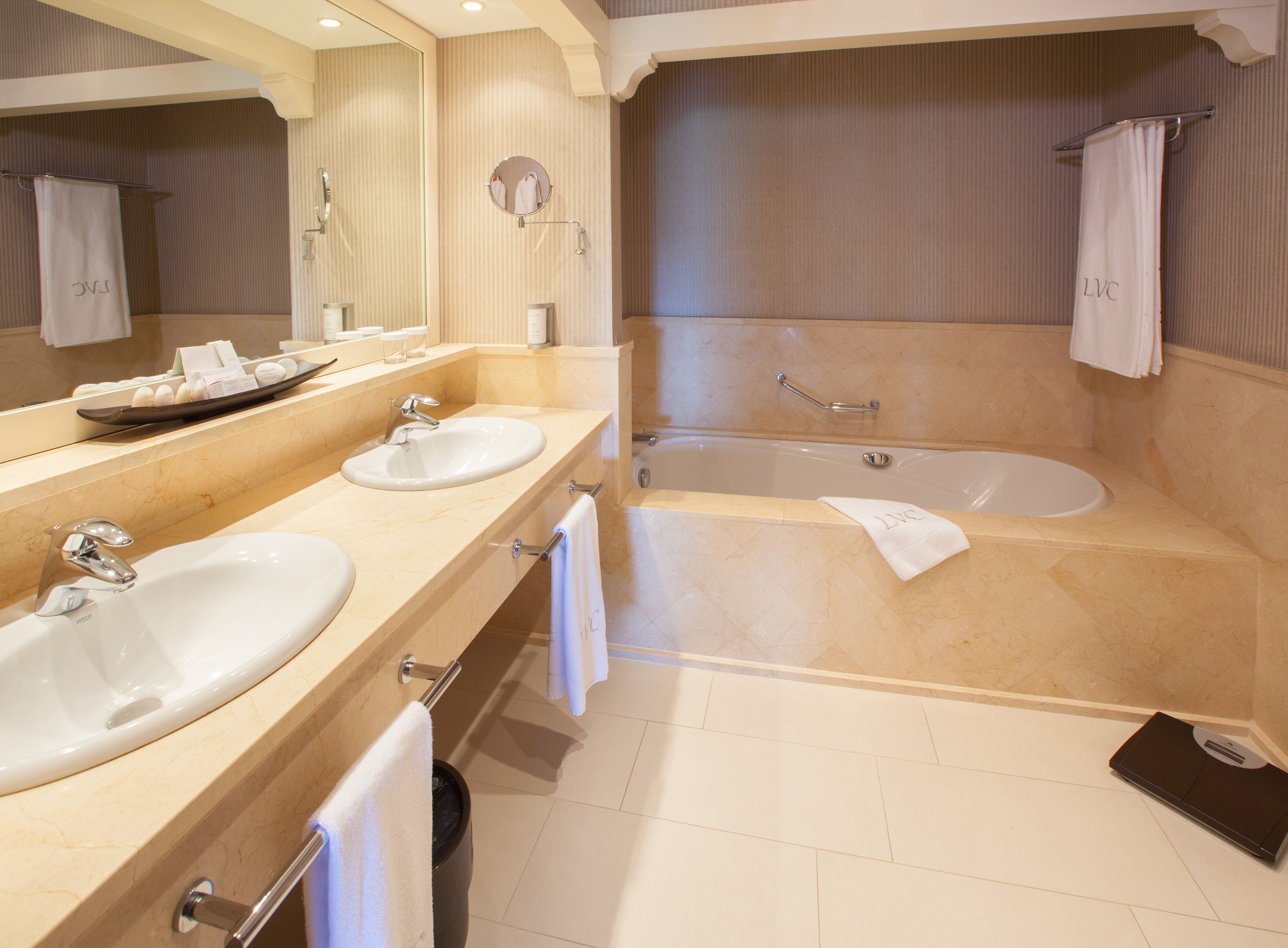 fotos baño habitación junior suite hotel lopesan villa del conde