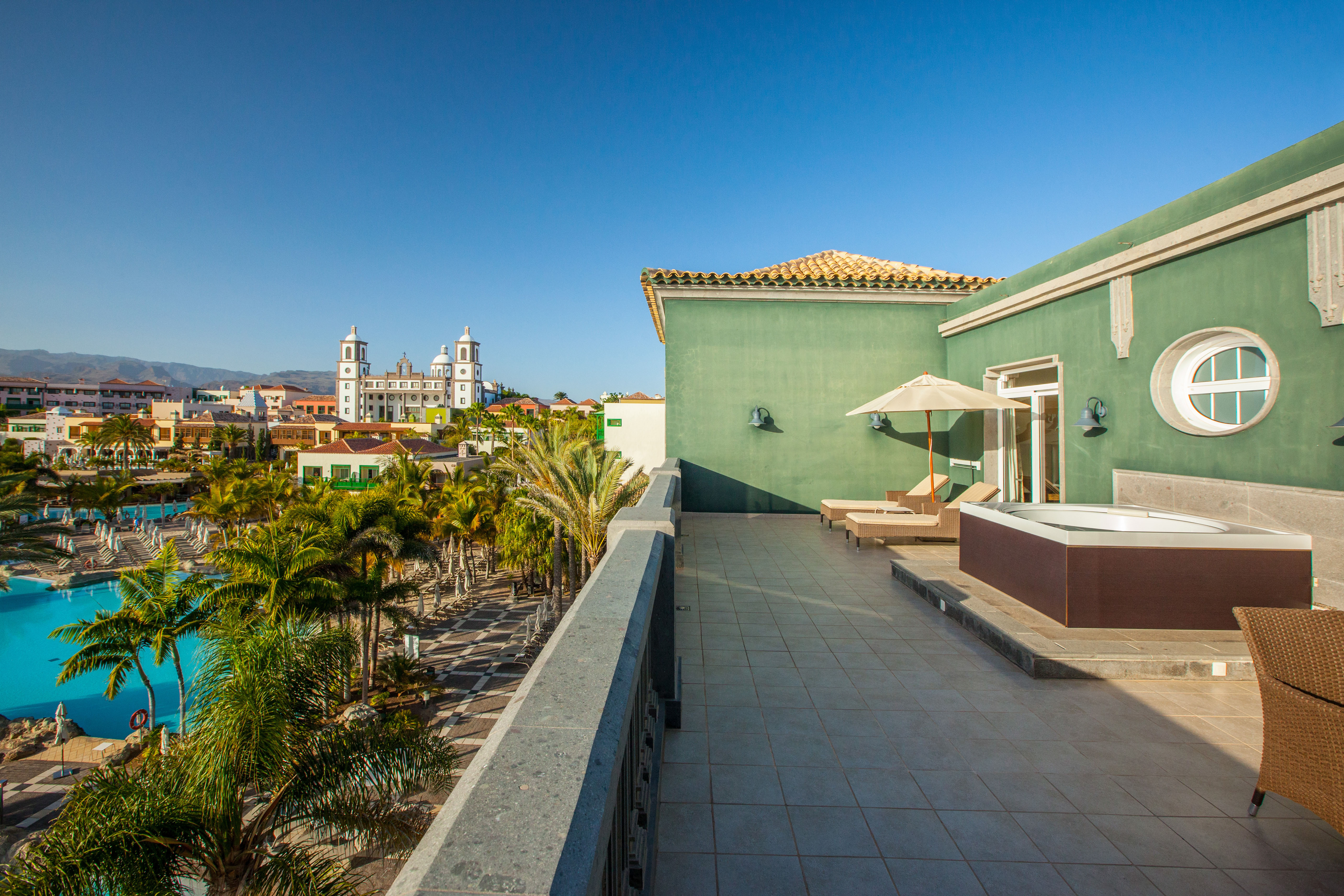 fotos terraza habitación senior suite hotel lopesan villa del conde