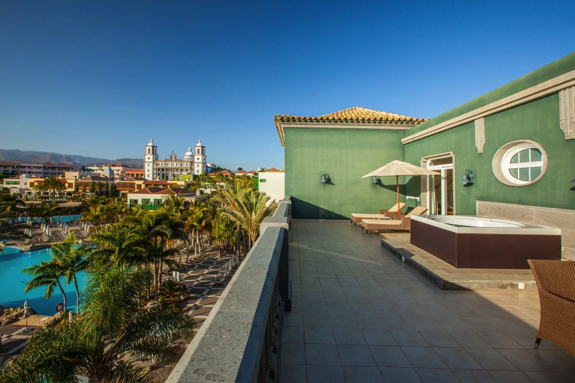 terrasse superior suite resort lopesan villa del conde