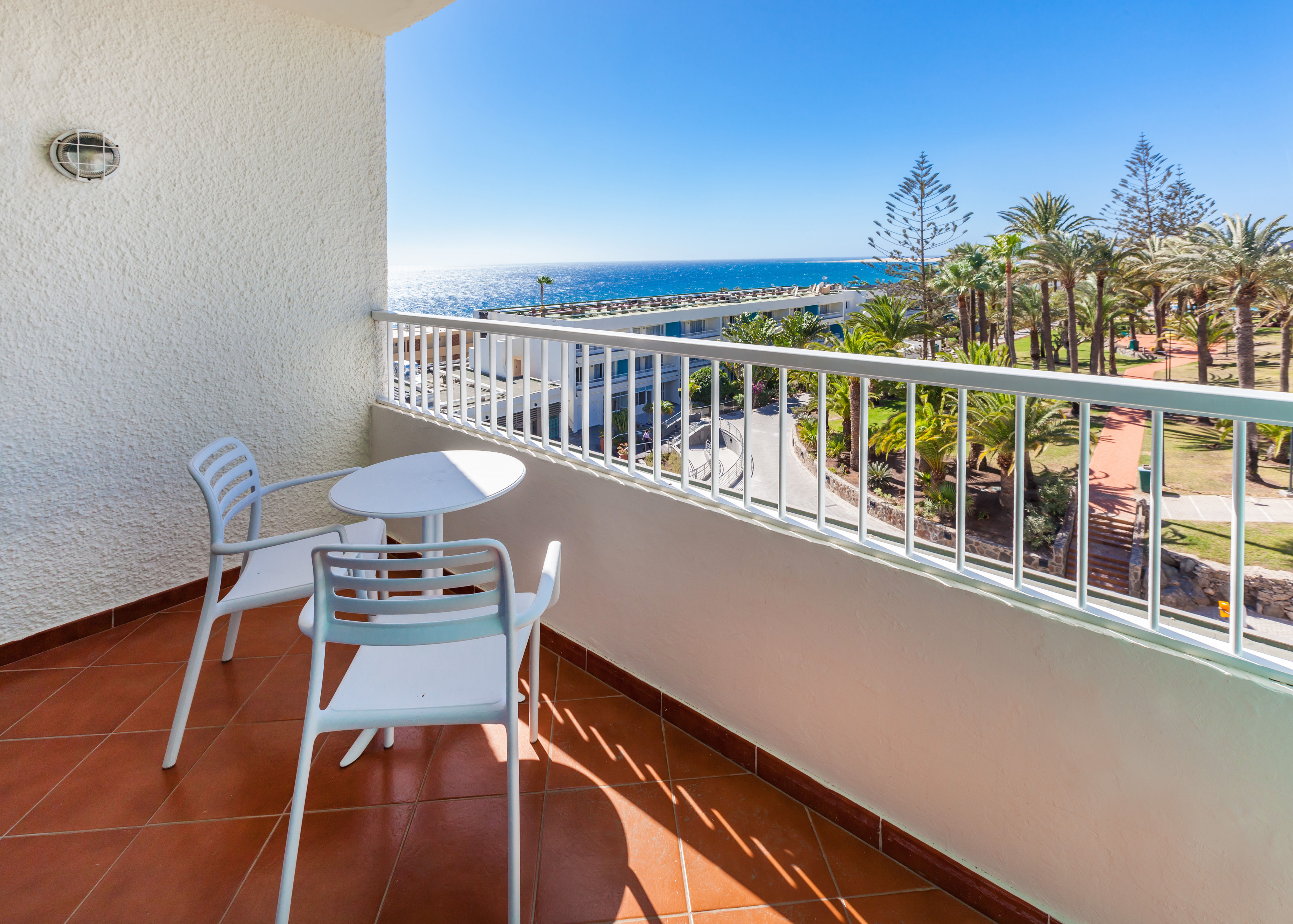 fotos-terraza-habitaciones-abora-interclub-atlantic-doble-deluxe-adults-only
