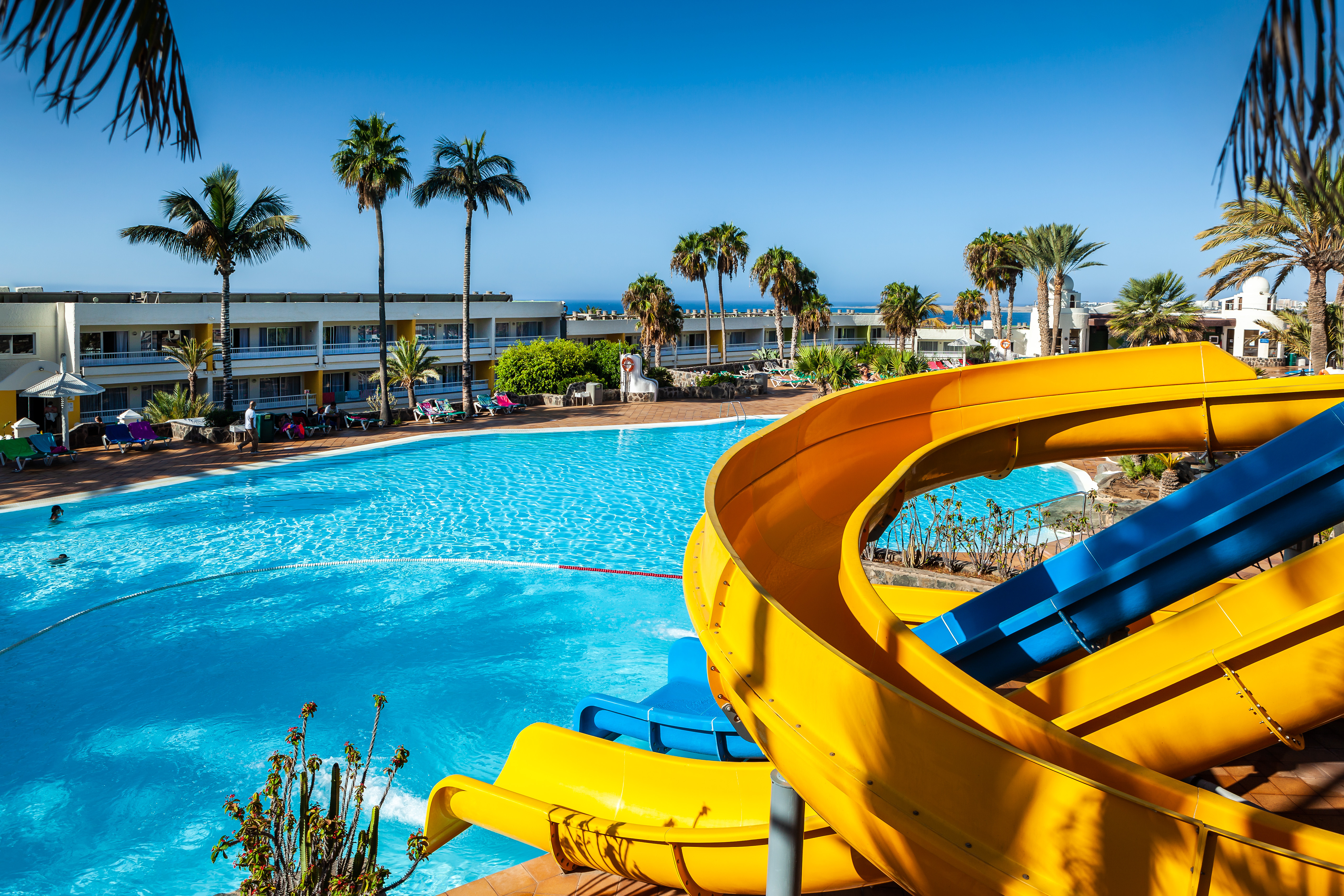 piscina lago imágenes y fotos abora interclub atlantic by lopesan hotels