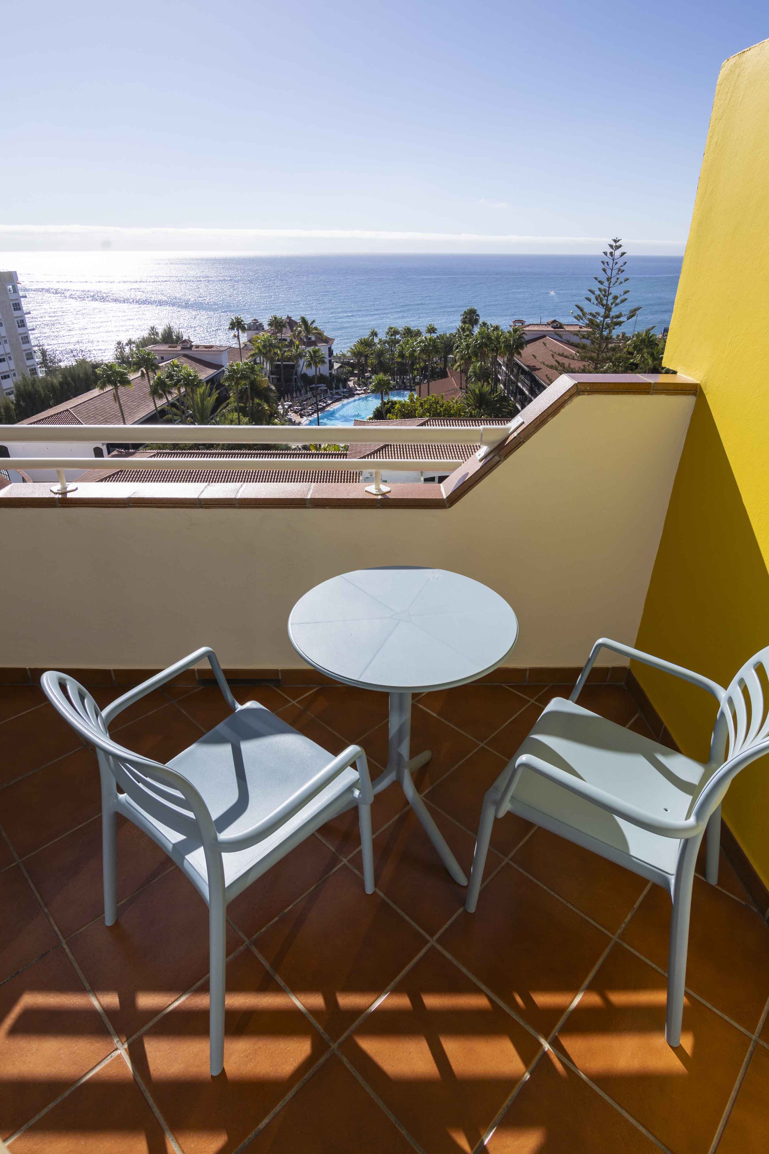 terrasse doppelzimmer deluxe blick adults only hotel abora continental