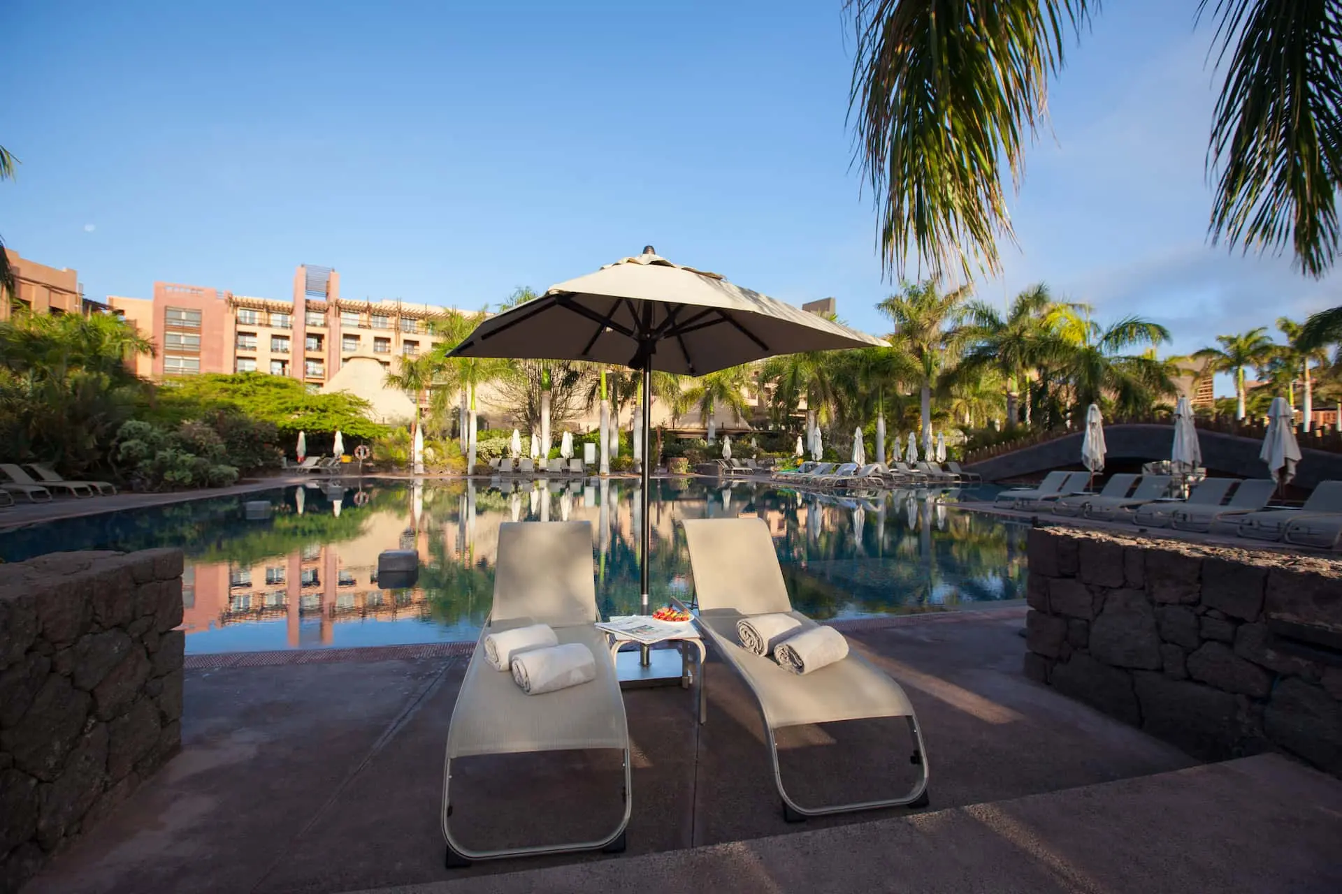 Prensa diaria vista en la piscina - Corallium Seafront Adults Only